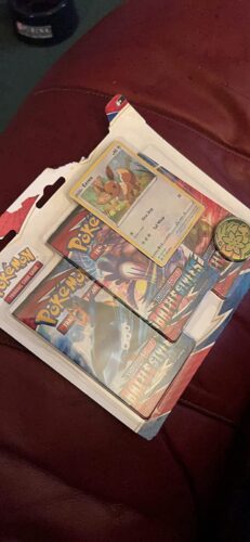 Pokémon TCG: Sword & Shield Evolving Skies Three-Booster Blister photo review